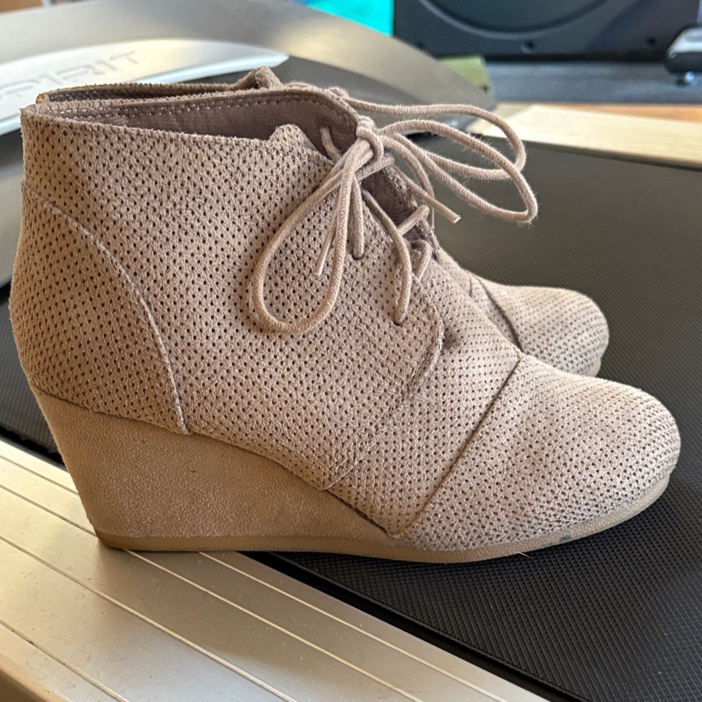 Women’s shoes. Sz 8. Gently worn.